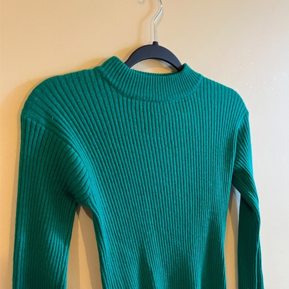 Vintage Green Sweater - Picture 2 of 2